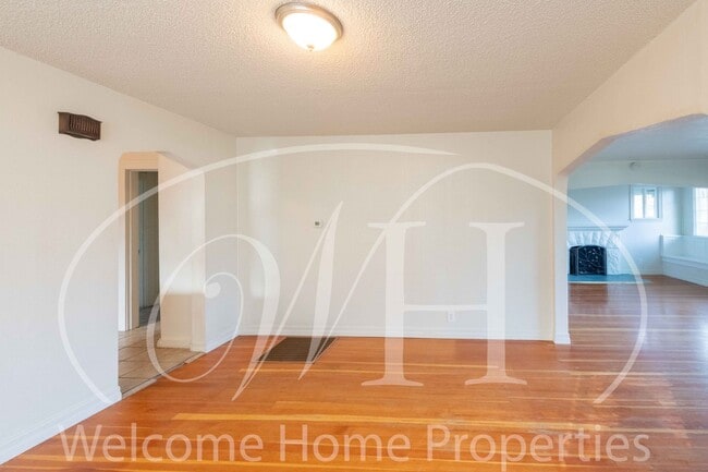 Building Photo - Spacious 4 Bedroom Home with Fireplace and Fenced Yard