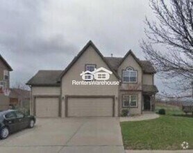 Building Photo - Northland 4 bed / 2.5 bath Home!  Availabl...