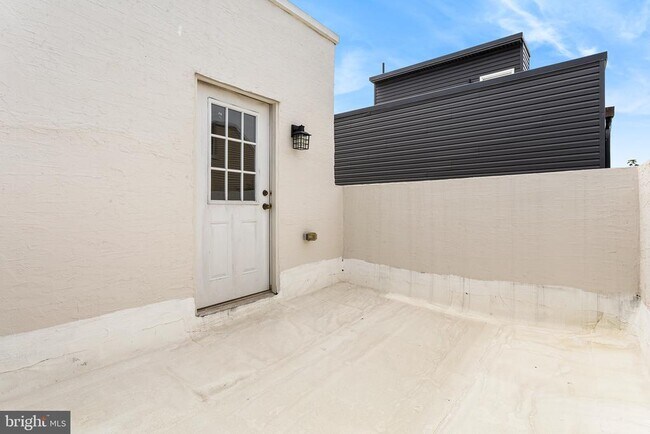 Building Photo - 2139 Latona St