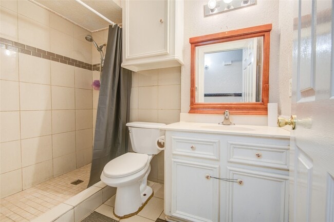 Building Photo - 806 Coolwood Dr