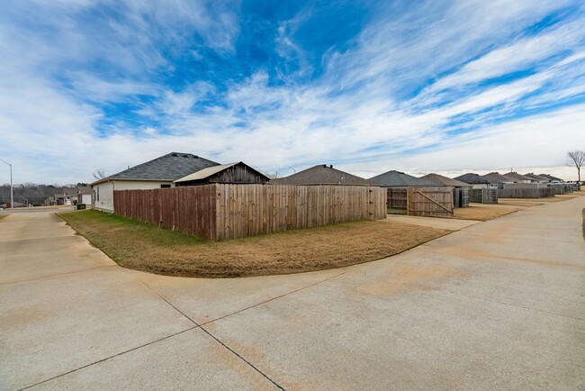 Building Photo - 4 Bedroom 2 Bath Remodeled Home