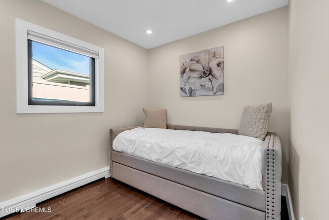 Building Photo - 320 Silver Lagoon Dr