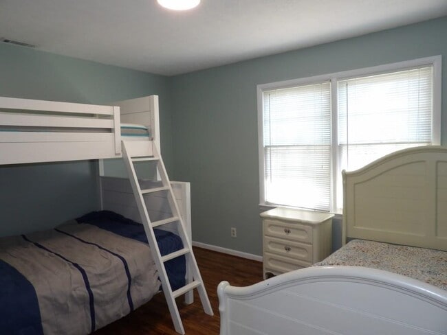 Building Photo - 917 9th Ave S