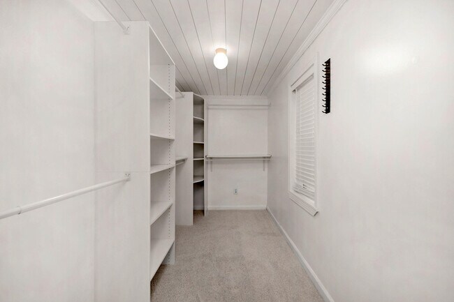 Building Photo - 9119 Amherst Dr