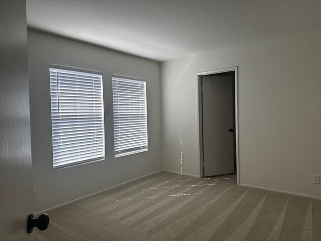 Building Photo - Welcome to this cozy home where comfort meets convenience. ? Now offering special pricing for Mov...