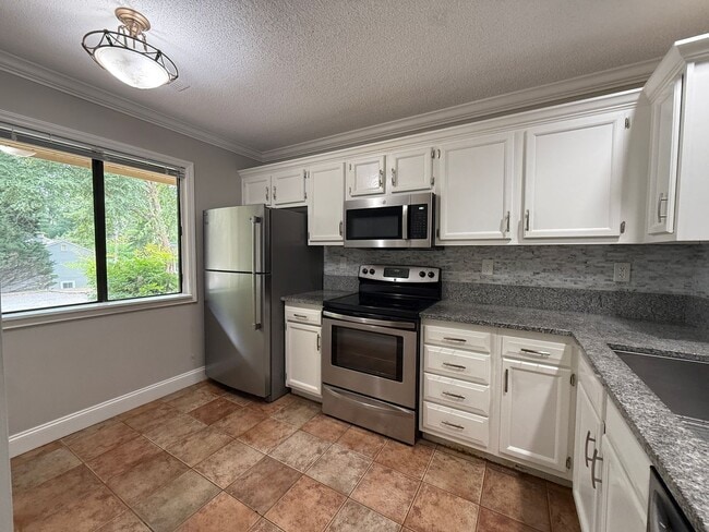 Building Photo - Two Bedroom Townhome located on Golf Course