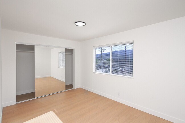 Building Photo - IN-UNIT LAUNDRY WITH ON-SITE PARKING!!