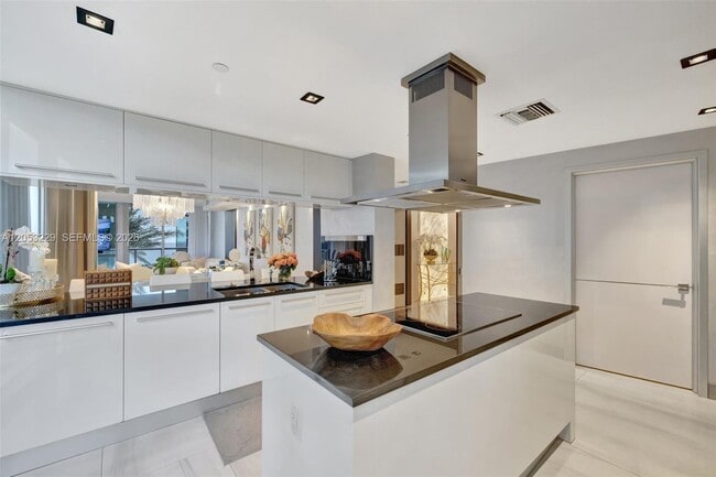 Building Photo - 17121 Collins Ave