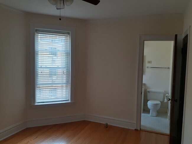 bedroom - 913 Ontario St