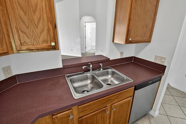Building Photo - 15 Renmont Ct