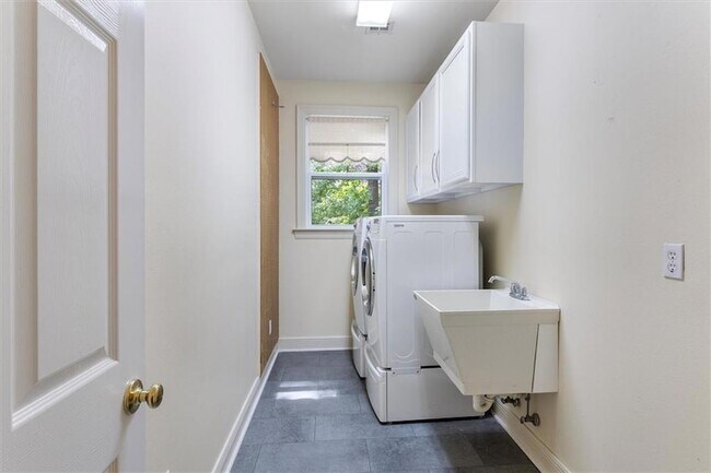 Building Photo - 8063 Winners Cir