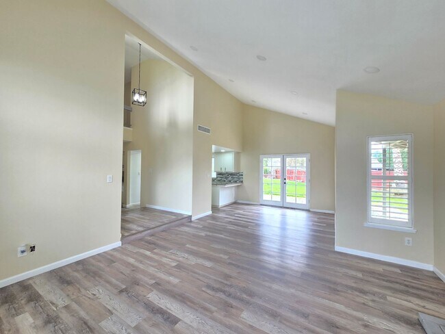 Building Photo - Pool Home – 3 Bed | 3 Bath | 1,625 Sq Ft