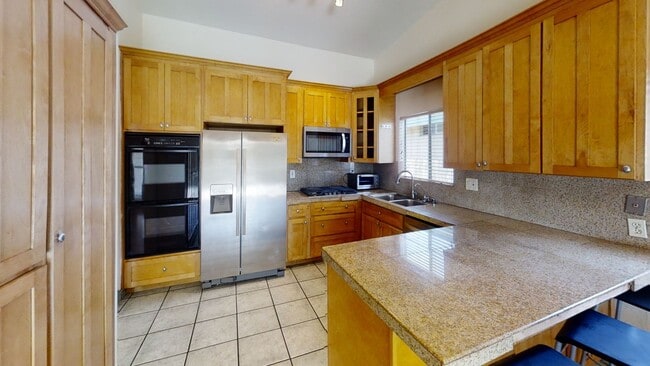 Building Photo - 4BR/2BA house with View, private yard! (Le...