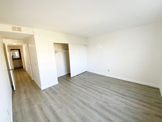 Building Photo - 80 Kingston Ct S