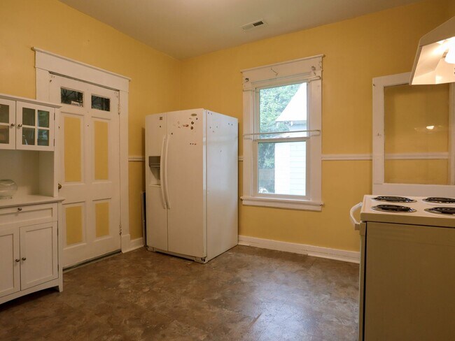 Building Photo - Affordable 2BR Home with Recent Updates – ...