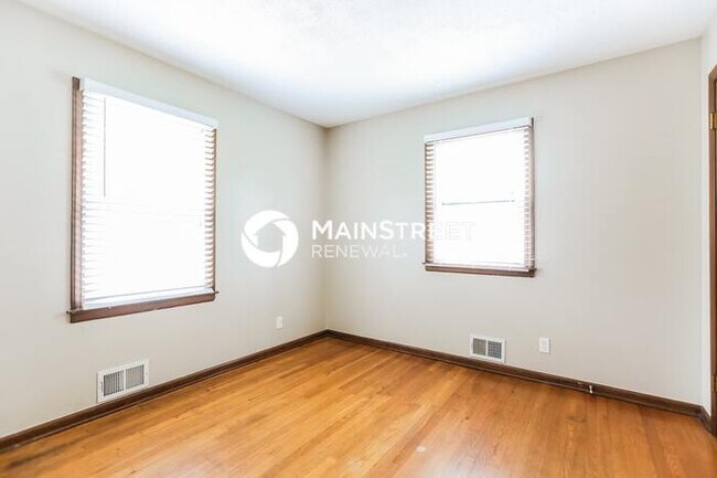 Building Photo - 3 Bedroom Pet-Friendly Home in Kansas City, MO with Main Street Renewal