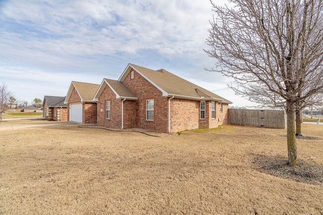 Primary Photo - 3-bedroom 2 bath Home in Centerton!! New c...