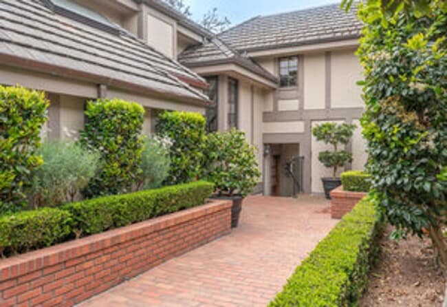 Building Photo - 1 Bed Condo in the Heart of Carmel-by-The-...