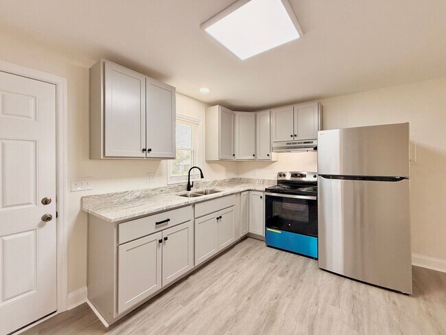 Building Photo - Renovated 1 Bedroom/1 Bathroom Home with C...