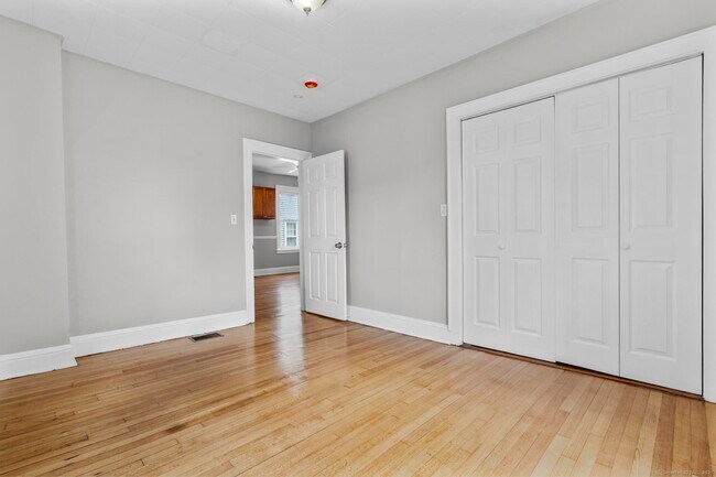 Building Photo - 857 Noble Ave