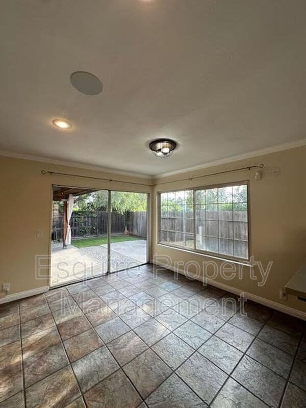 Building Photo - 1038 Green Lawn Ave