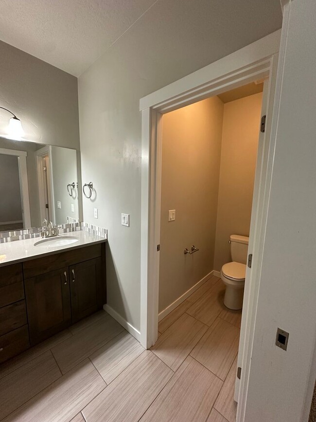 Building Photo - Modern Townhome Near Eagle Greenbelt..3-be...
