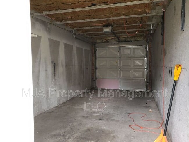 Building Photo - 1043 S 200 W