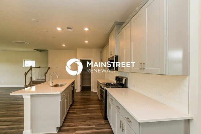 Building Photo - 4 Bedroom Pet-Friendly Home in Charlotte, NC with Main Street Renewal