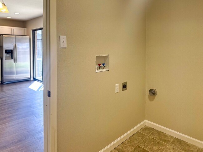 Building Photo - 4 Bedroom / 2.5 Bath Home