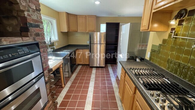 Building Photo - 2 Primary Suites + Huge Yard in Markham - ...