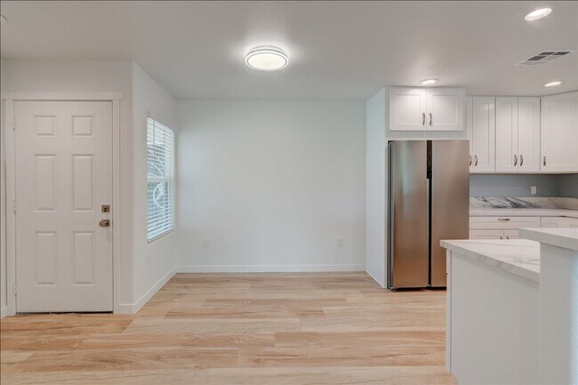 Building Photo - 545 Lands End Way