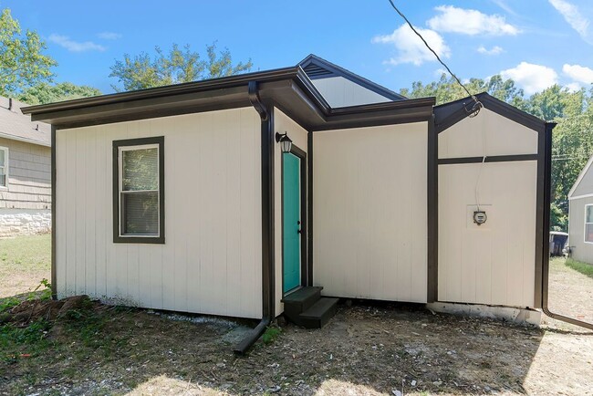 Building Photo - "Adorable 3-Bedroom Home with Elegant Touc...