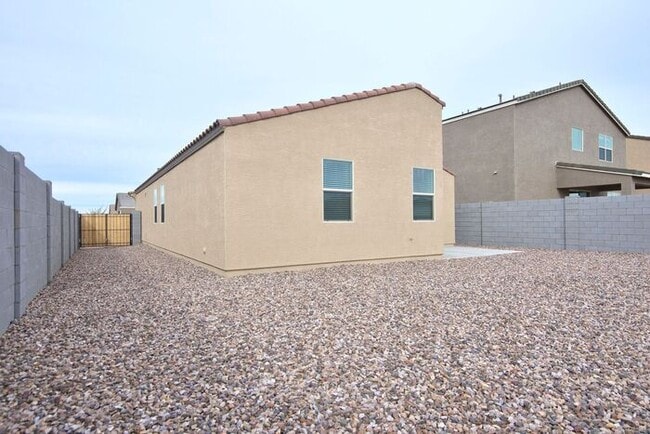 Building Photo - Comfortable living in a quiet neighborhood