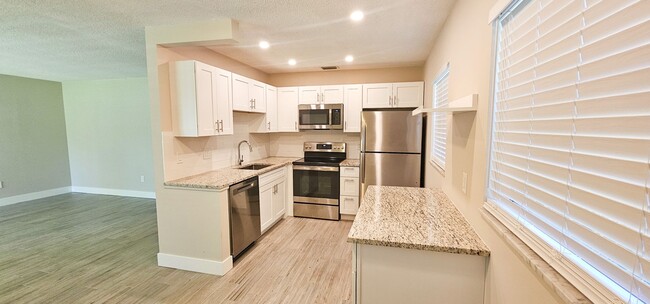 Building Photo - UNFURNISHED 2/2 VISTA ROYALE 55+