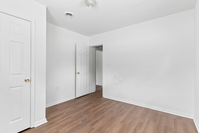 Building Photo - 422 Longwood Ave