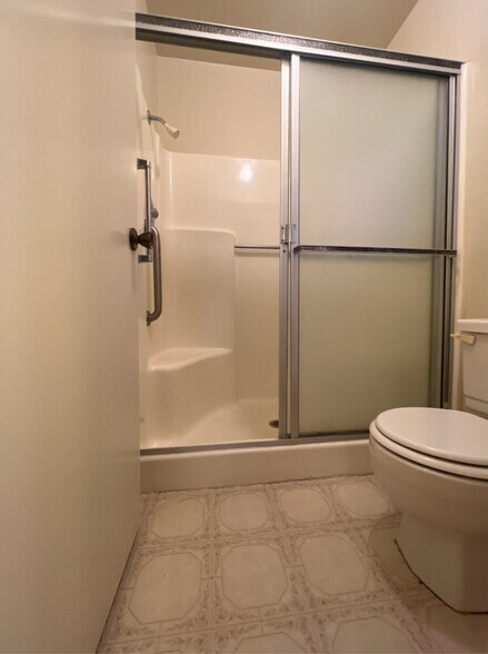Bath 1 - 497 San Dimas St