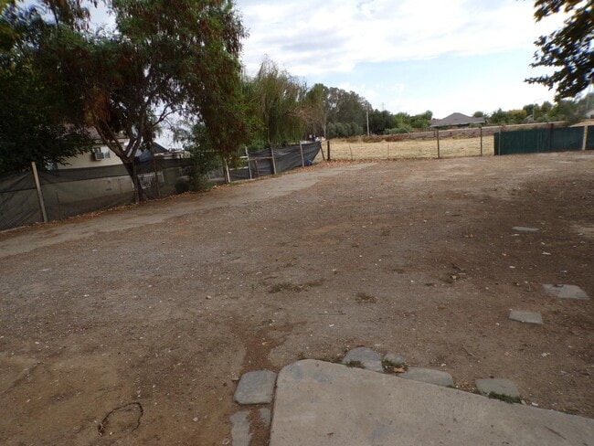 Building Photo - 6939 E Kings Canyon Rd