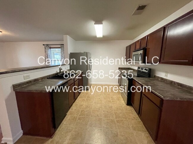 Building Photo - Great Location the spacious 3BR 3BA won't last long!