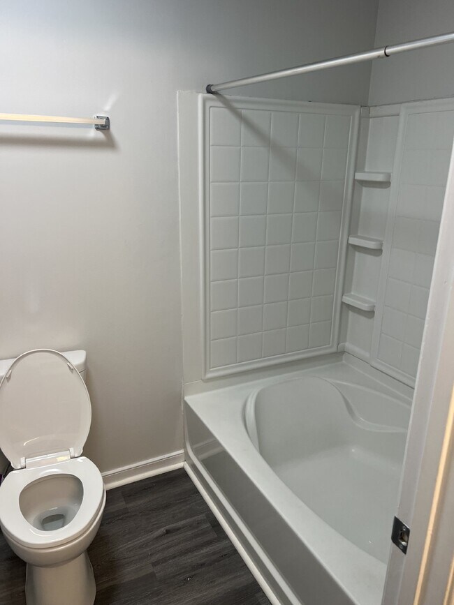 Building Photo - Spacious 6-Bedroom Home with 3 Bathrooms i...