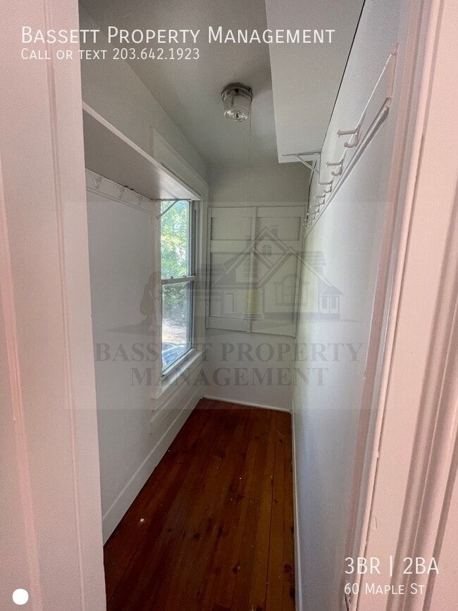 Building Photo - 60 Maple St