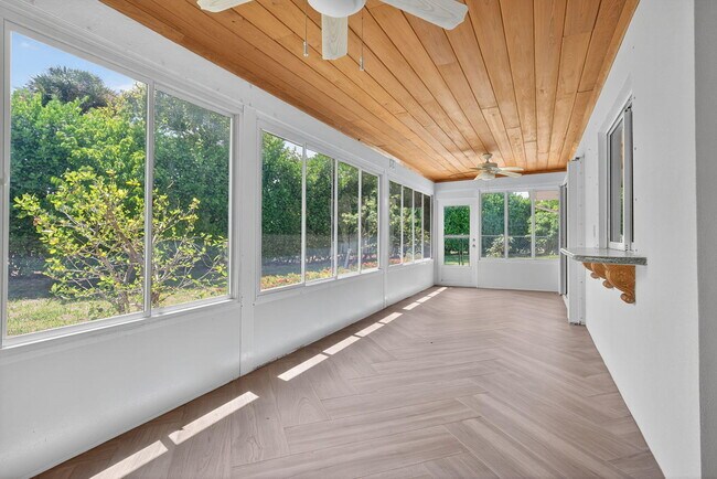 Building Photo - 905 Shore Dr