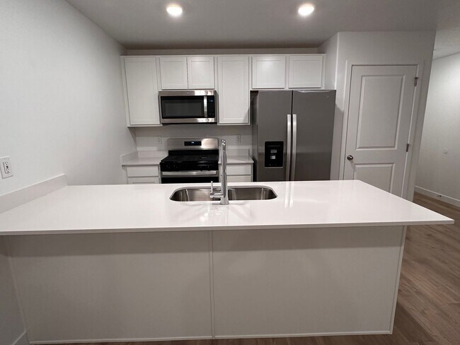 Building Photo - Dog Friendly! 3 Bedroom 2 Bathroom Townhom...