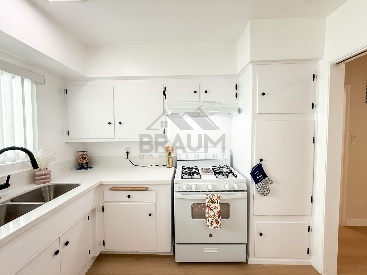 Building Photo - 13129 Oxnard St
