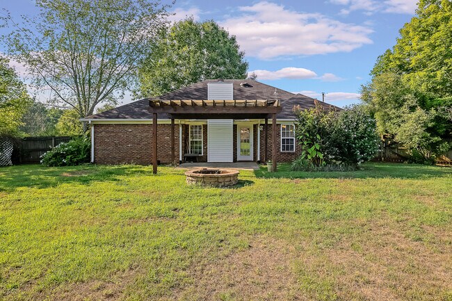 Building Photo - 103 Winding Trail