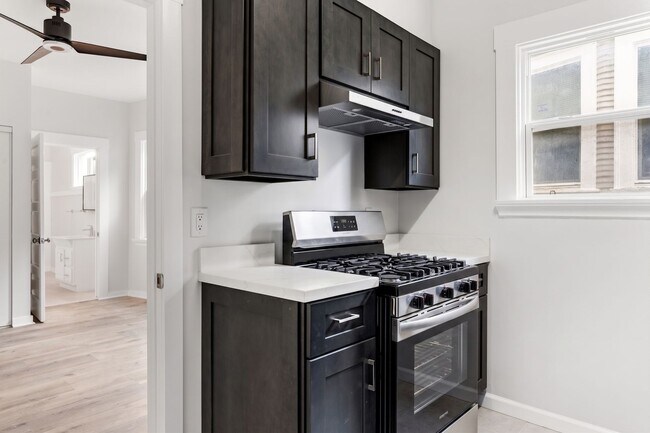 Building Photo - Freshly Renovated 1 Bed, 1 Bath Oakland Home with In-Unit Laundry