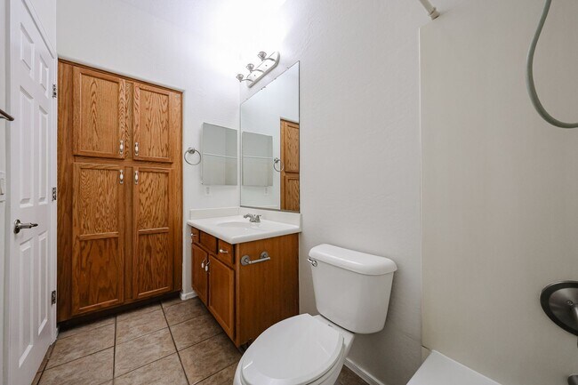 Building Photo - Charming 4 Bed 2 bath 2 Car Garage Home in...