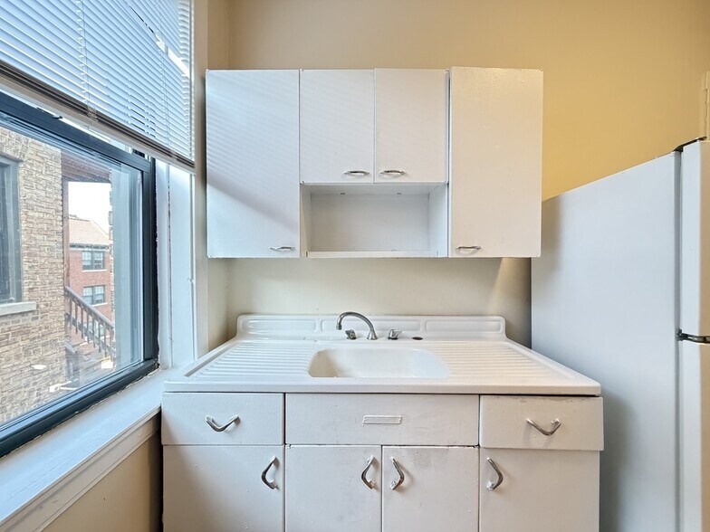Building Photo - 805 Dempster St