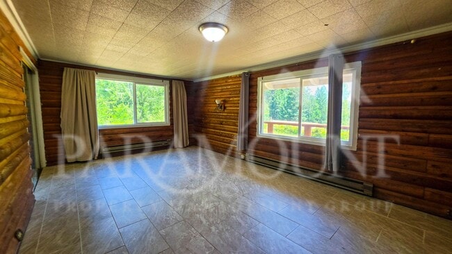 Building Photo - Spacious Log Home with Acreage!