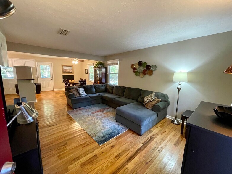 Building Photo - Super cute One Level Home in Auburn