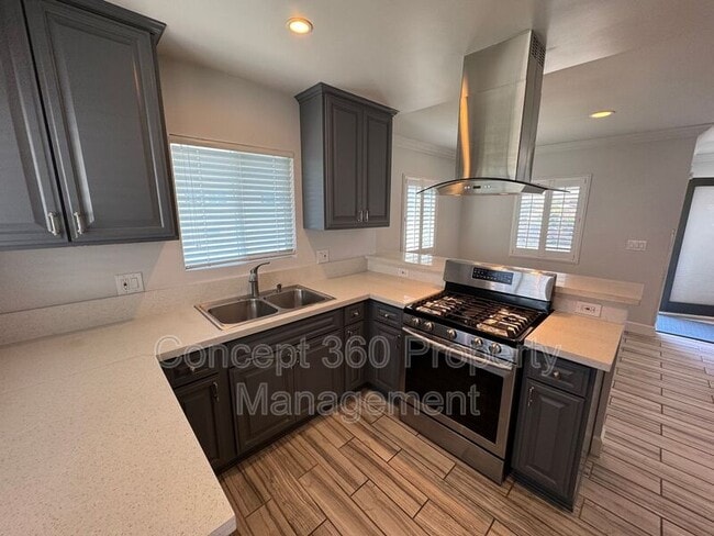 Building Photo - 1143 W 163rd St